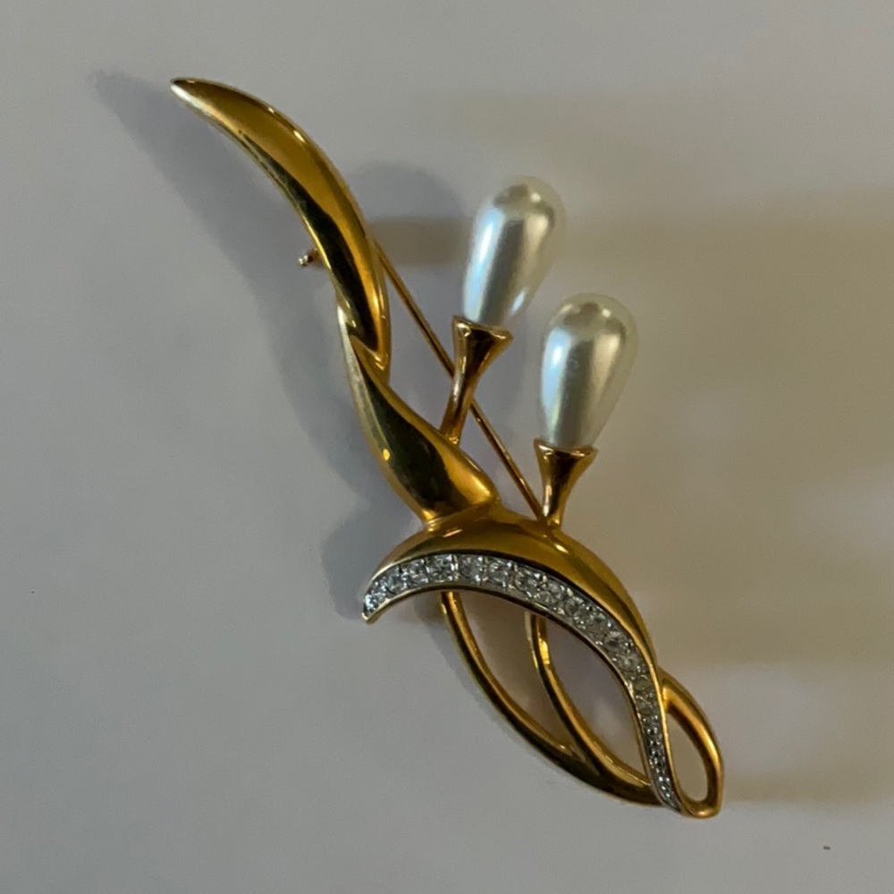 Elegant Gold and Pearl Brooch